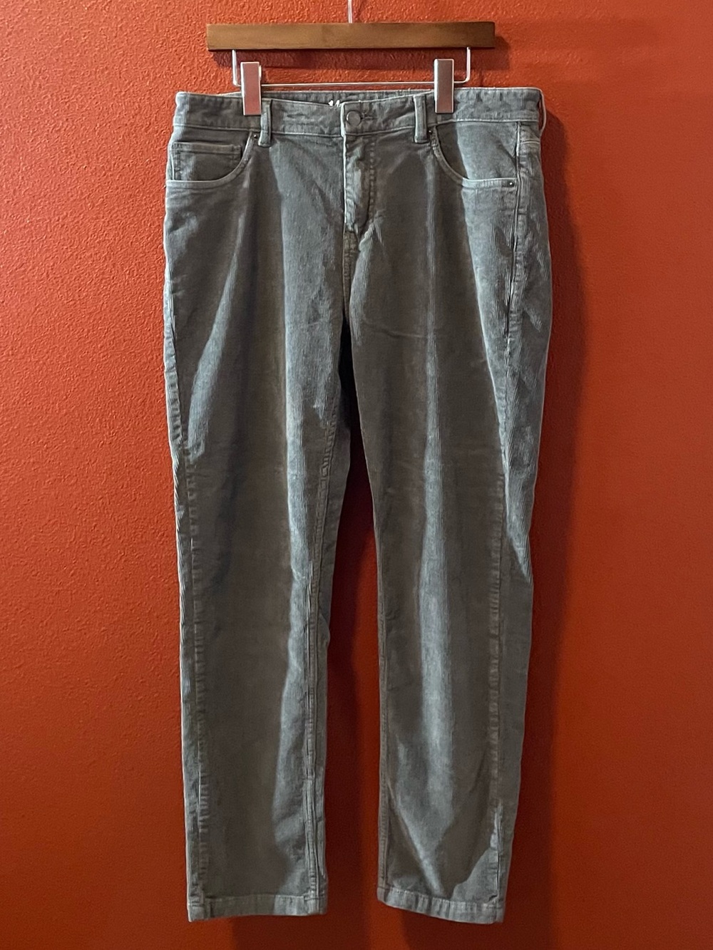 Mugsy Jeans Men’s Matterhorns Gray Stretch Light Corduroy Straight Leg Pants